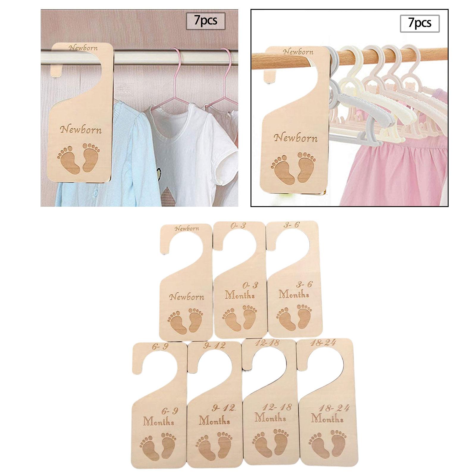 Baby Nursery Wardrobe - ベビー服のサイズ分けに便利なハンガー収納オーガナイザー。木製の仕切り板付きで、子供部屋のワードローブを整理整頓し、愛らしい雰囲気を演出します。