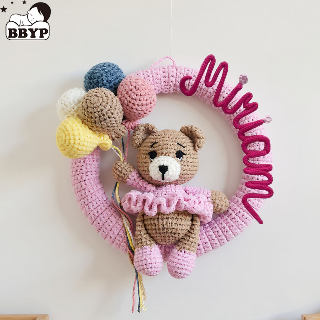 Baby Nursery Artwork - クマと風船付きのパーソナライズされたかぎ針編みのネームリース、赤ちゃん用のカスタム保育園の壁飾り、手作りギフト、新生児ギフト、ベビーシャワー