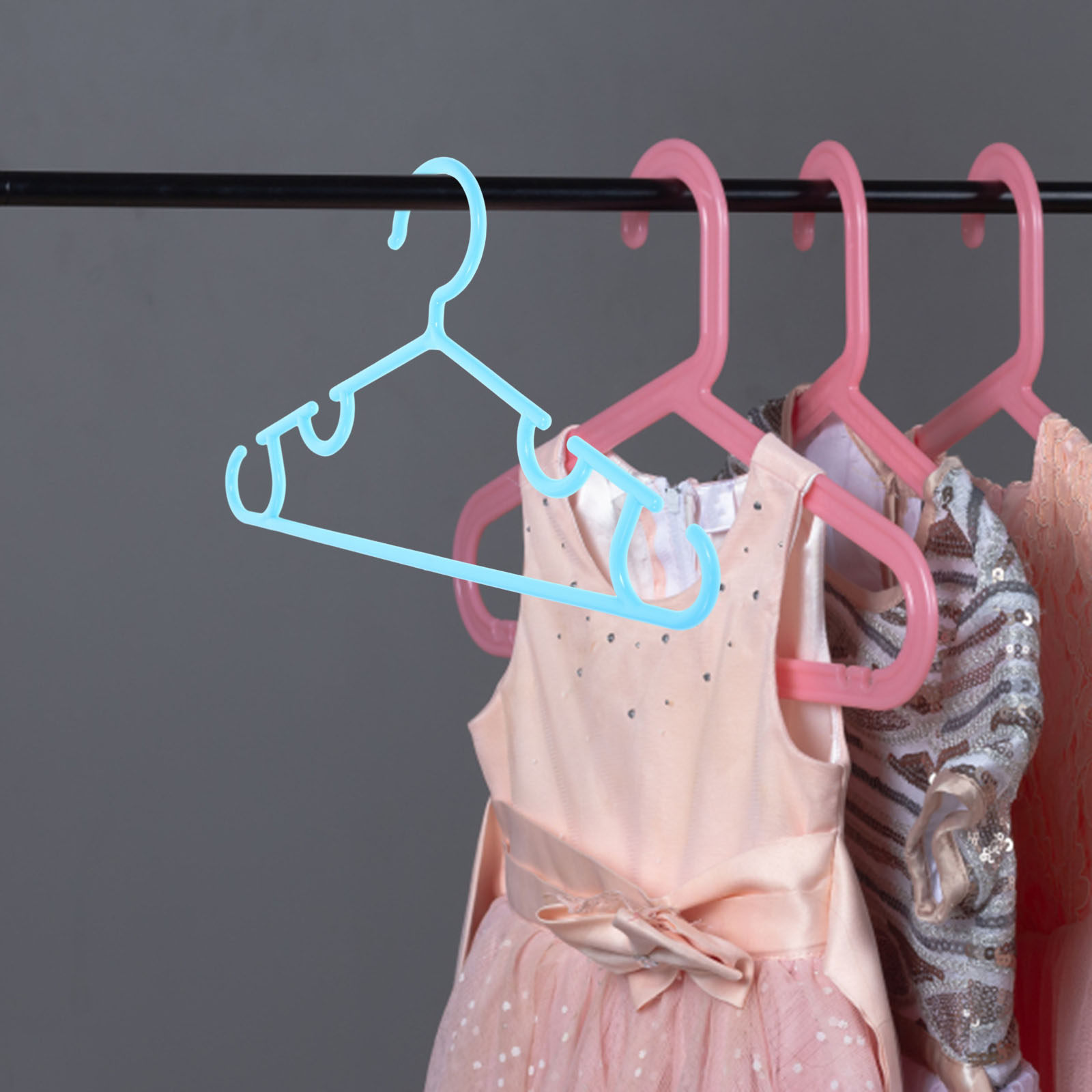 滑り止め加工のベビー服用ハンガー10個入り。プラスチック製で - Baby Nursery Hangers のレビューと価格