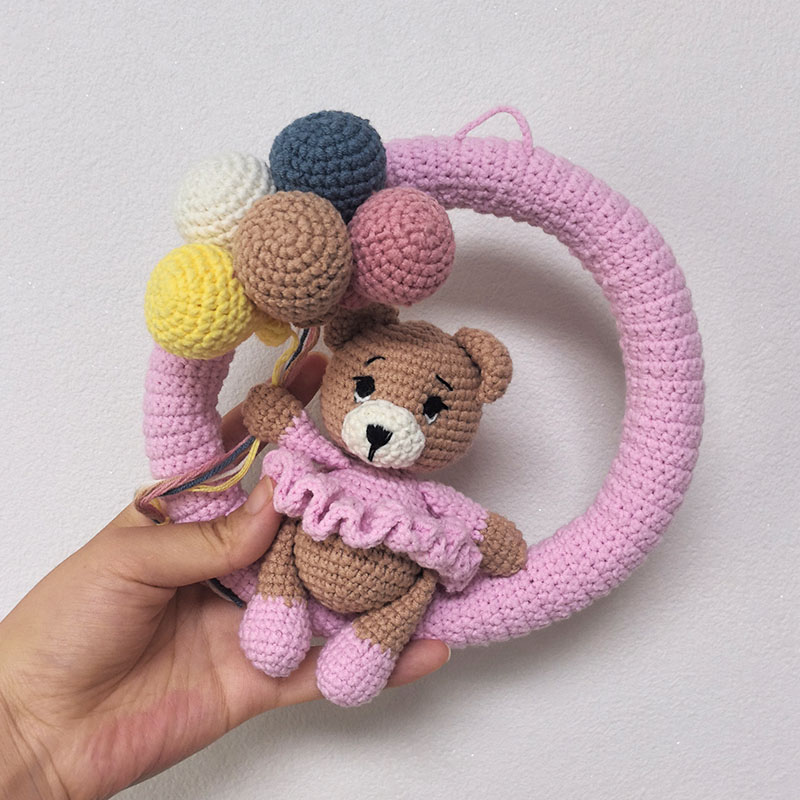クマと風船付きのパーソナライズされたかぎ針編みのネームリース - Baby Nursery Artwork のレビューと価格