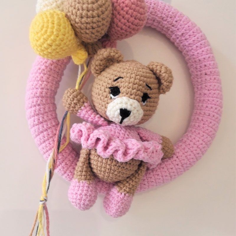 クマと風船付きのパーソナライズされたかぎ針編みのネームリース - Baby Nursery Artwork のレビューと価格